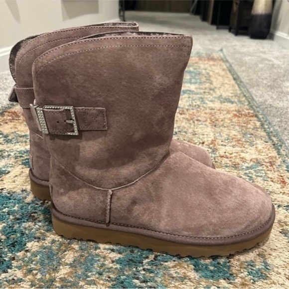 ✨NEW UGG Uggs REMORA CRYSTALS BUCKLE Suede Boots Stormy Grey Taupe 9 - Picture 8 of 10